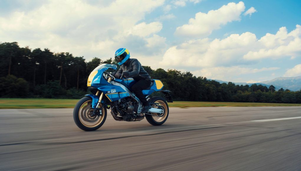 2027-Yamaha-XS850-S-EU-Legend_Blue-Action-001-03